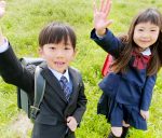 小学校に入学する男の子と女の子