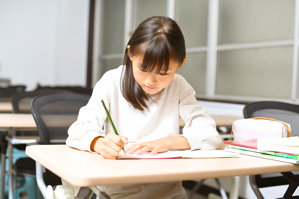 小学３年生くらいの女の子が勉強するイメージ画像